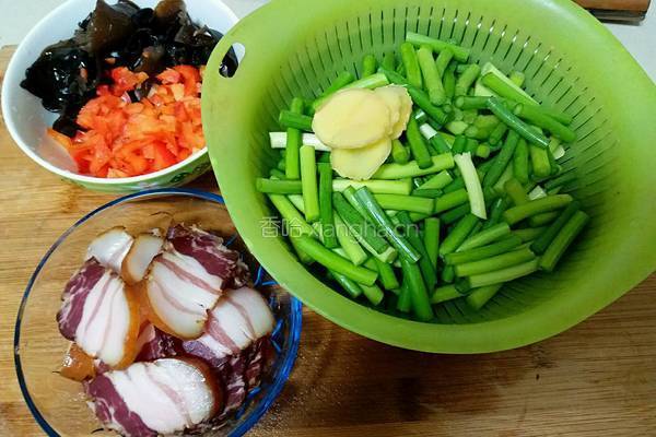 蒜苔炒腊肉的做法图解1