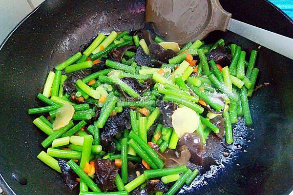 蒜苔炒腊肉的做法图解5