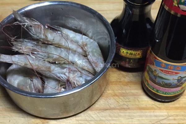 蚝油煮虾的做法图解1