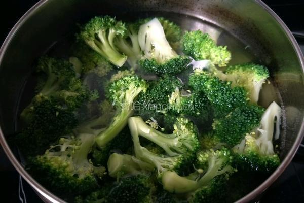 蚝油银耳西兰花的做法图解2