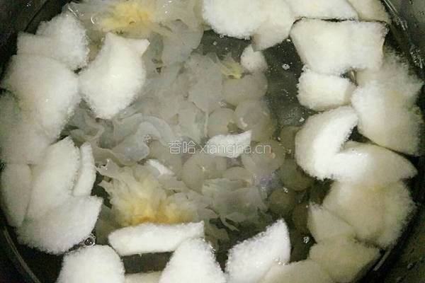冰糖银耳桂圆雪梨汁的做法图解7
