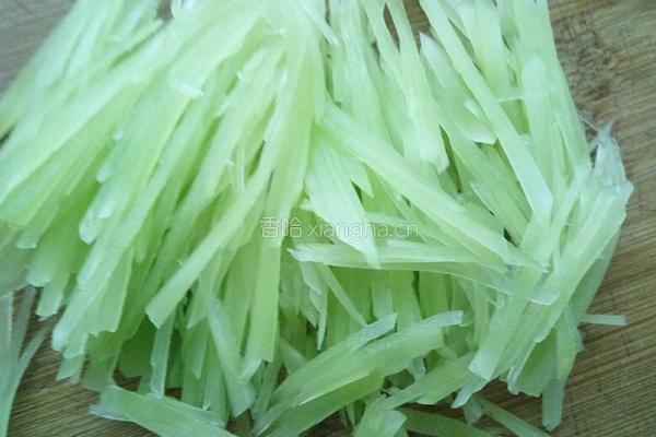 凉拌莴苣丝的做法图解3