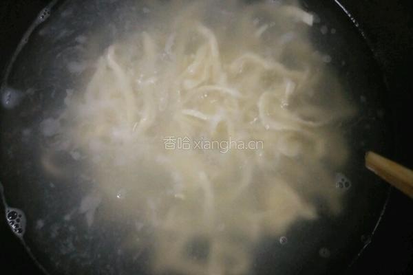 胡萝卜干拌面的做法图解2