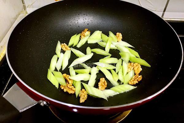 西芹核桃仁炒鸡胸的做法图解5