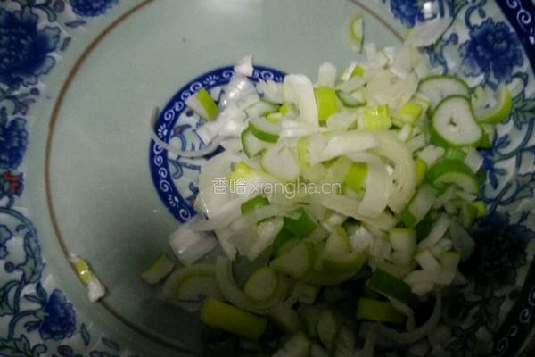 胡萝卜鸡蛋饼的做法图解1