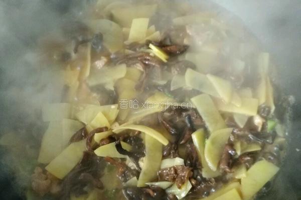 榛蘑土豆片的做法图解6