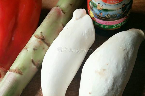 蚝油莴笋炒鸡腿菇的做法图解1