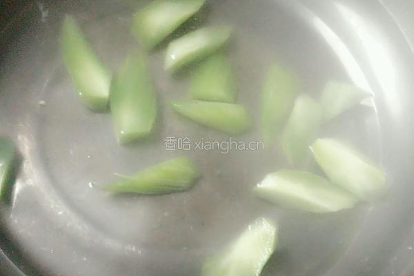蚝油莴笋炒鸡腿菇的做法图解5