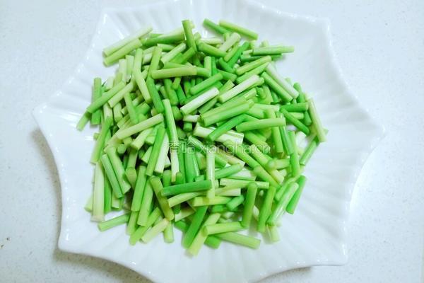 蒜台烧杏鲍菇的做法图解1