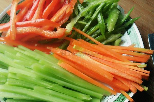 豆腐皮拌三丝的做法图解3