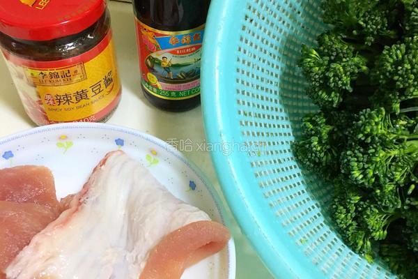脆肉爆炒西兰花的做法图解1