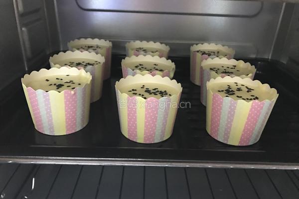 戚风纸杯芝麻小蛋糕的做法图解14