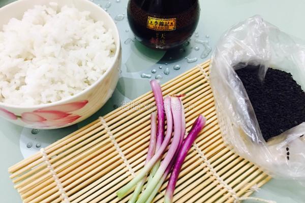 黑芝麻酱油炒饭的做法图解1
