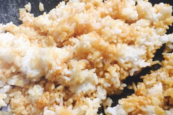 黑芝麻酱油炒饭的做法图解4