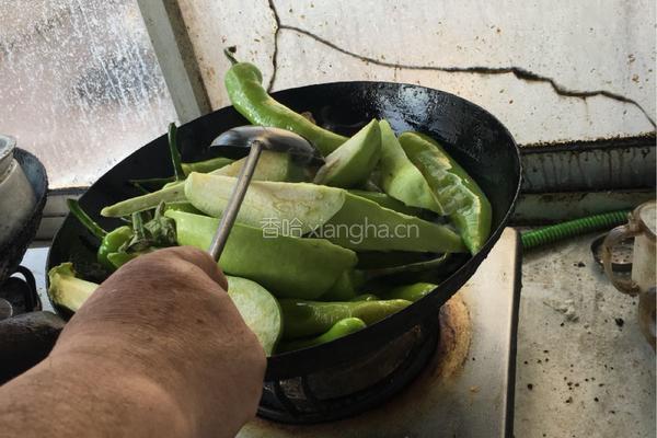 油焖茄子尖椒的做法图解5