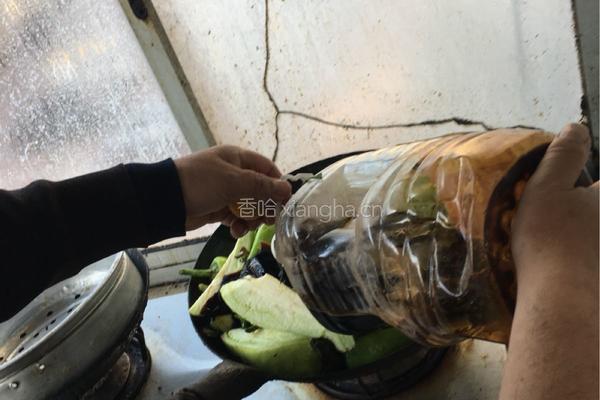 油焖茄子尖椒的做法图解6