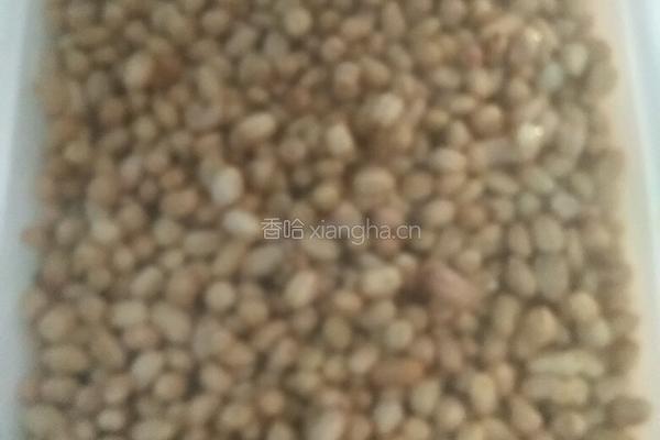 水煮花生的做法图解1
