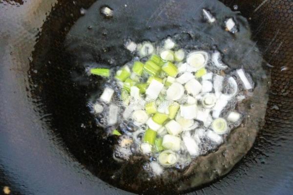 韭菜鸡蛋虾仁饺子的做法图解6