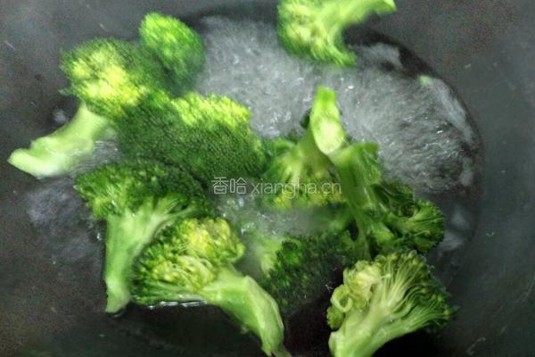 团团圆圆一一西蓝花抱蛋的做法图解2
