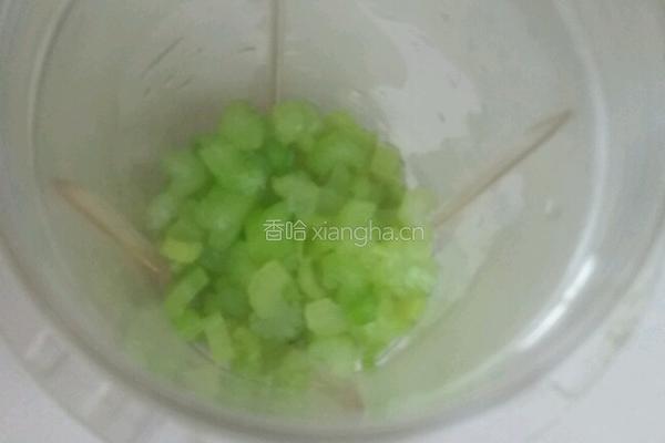 蜂蜜牛奶芹菜汁的做法图解4