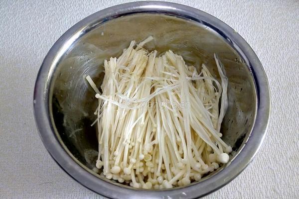 金针菇炒鸡蛋的做法图解1