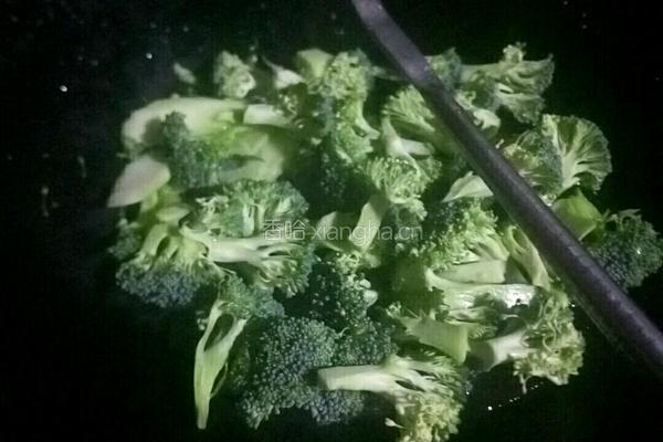 西兰花炒腊肉的做法图解1