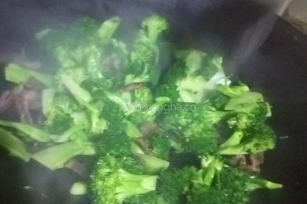 西兰花炒腊肉的做法图解4