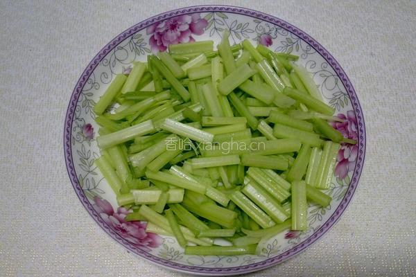 芹菜炒肉丝的做法图解2
