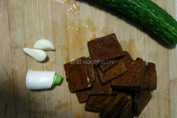 凉拌黄瓜豆腐干的做法图解1