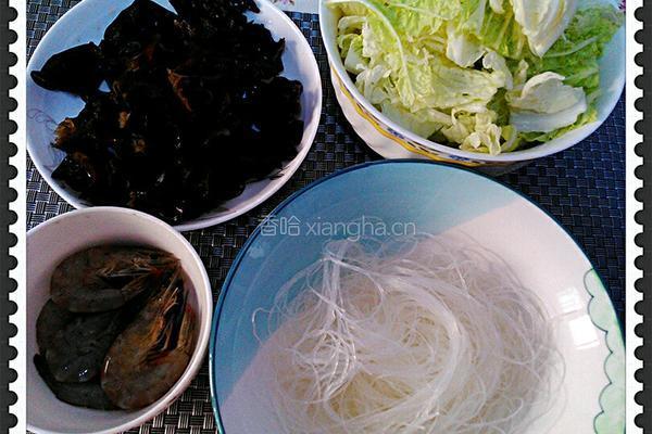 白菜叶鲜虾粉丝煲的做法图解1