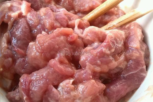 胡萝卜青笋木耳炒肉片的做法图解1