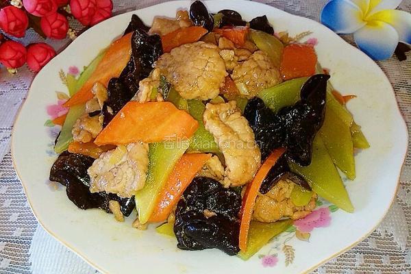 胡萝卜青笋木耳炒肉片的做法图解9