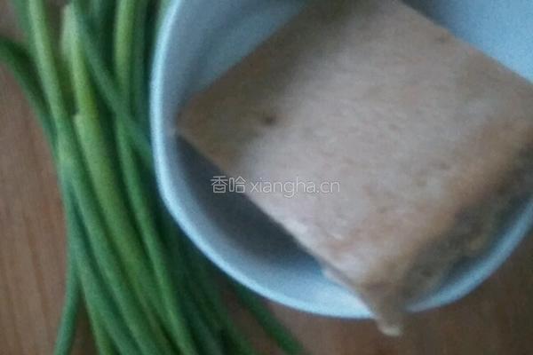 蒜苔炒火腿的做法图解1