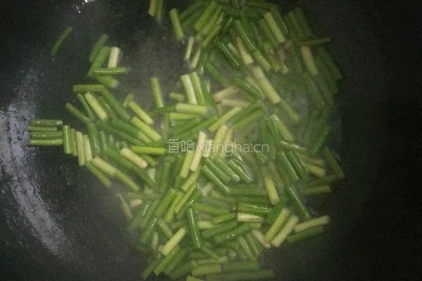 蒜苔炒火腿的做法图解3