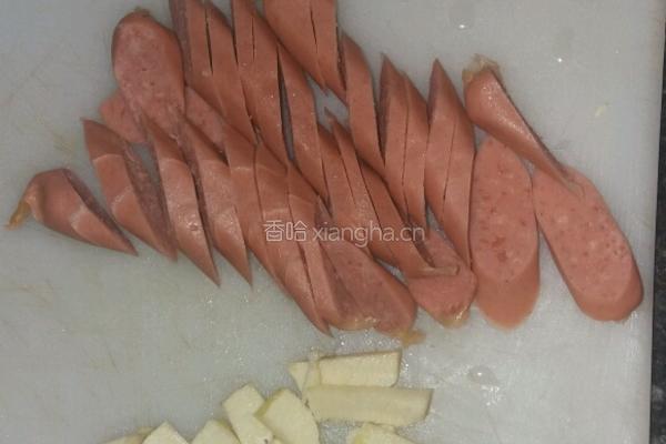 荷兰豆炒香肠的做法图解1