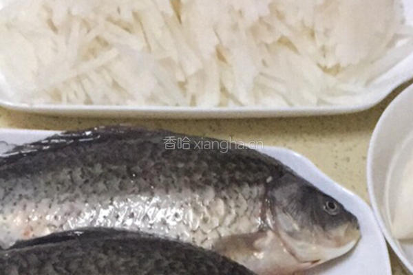 鲫鱼薏米萝卜汤的做法图解1