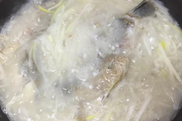 鲫鱼薏米萝卜汤的做法图解7