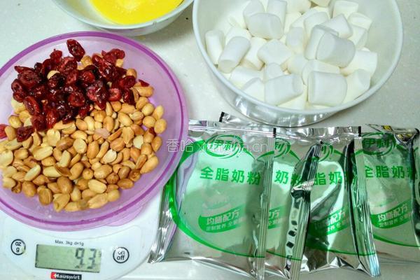 花生蔓越莓牛扎糖的做法图解2
