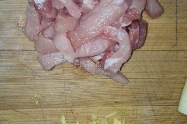 蒜苗炒肉的做法图解1