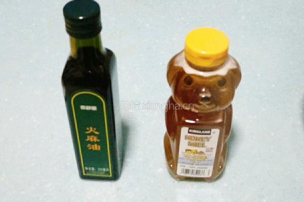 蜂蜜火麻油的做法图解1