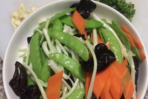 木耳炒荷兰豆的做法图解2