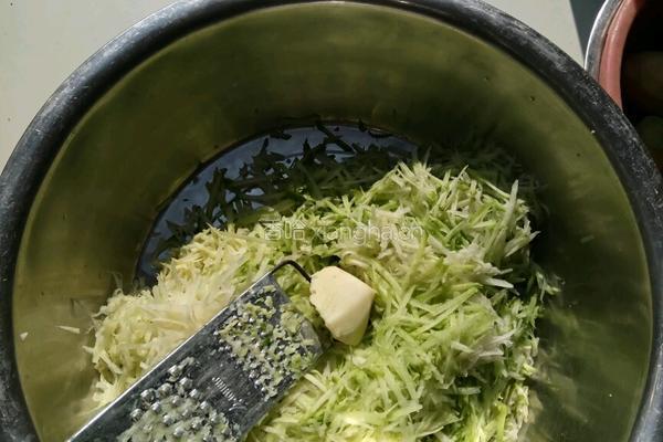 萝卜肉包子馅的做法图解2