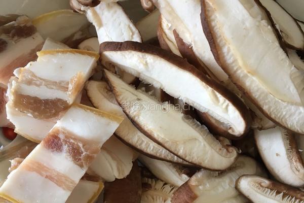 大白菜香菇腊肉砂锅面的做法图解2