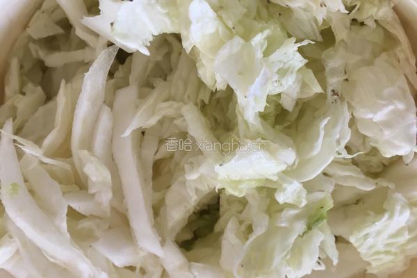 大白菜香菇腊肉砂锅面的做法图解3