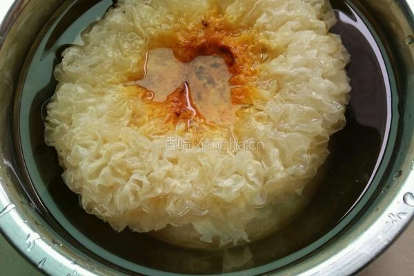 银耳莲子羹的做法图解1