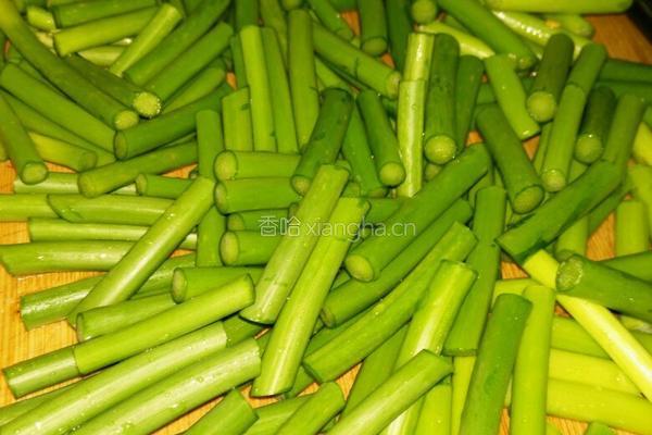 蒜苔炒腊肉的做法图解2