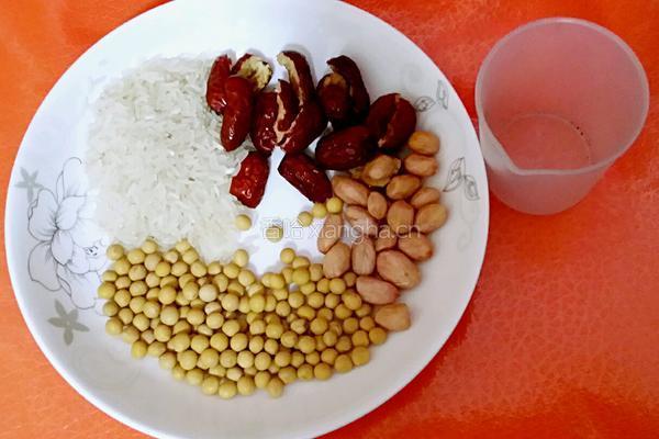 花生红枣豆浆的做法图解1
