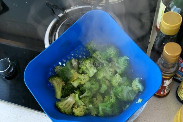 西兰花炒肉的做法图解2
