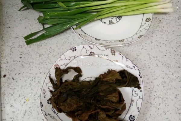 咸菜蒜苗回锅肉的做法图解1