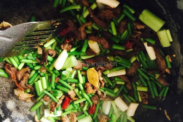 羊肉炒蒜薹的做法图解7